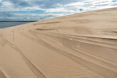 Ilha do Caju 'da Dunas do Mouro, Ilha das Canarias, Brezilya. Delta do Parnaiba ve Delta das Americas. Yeşillik doğa ve kum tepeleri.