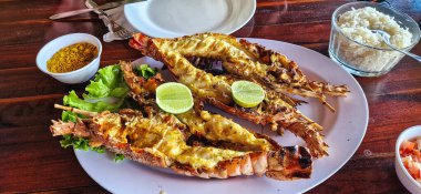 Güzel Torta Lagoon 'un kıyısında geleneksel ıstakoz yemeği, Tatajuba Sahili Jijoca de Jericoacoara, Brezilya' da Ceara