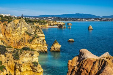 Ponta da Piedade, Portekiz 'in Algrave şehrinde bulunan ünlü mağaraları olan eşsiz bir kaya oluşumudur. Portekiz 'in bir numaralı cazibesi