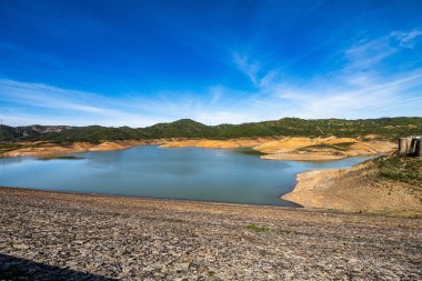 Albufeira da Barragem do Arade rezervuarı Avrupa 'nın Algarve bölgesinde Silves yakınlarında