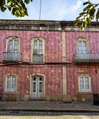 Silves, Algarve bölgesi, Avrupa 'da Portekiz' deki modern ve tarihi binaların manzarası