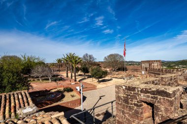 Portekiz 'in güneyindeki Silves Kalesi. Portekiz 'in Algarve bölgesinde Fas İmparatorluğu tarafından inşa edilmiş bir ortaçağ kalesi..