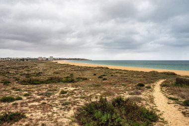 Tahta yollar Alvor, Portimao, Algarve, Portekiz, Avrupa 'daki ünlü Tres Irmaos sahillerinde suya çıkar. Praia dos Tres Irmaos.