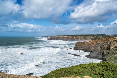 Praia De Ohexe Sahili, Portekiz Atlantik Okyanusu. Rota Vicentina 'yı gezdiriyorum. Balıkçı Patikası. Wild and Rugged Beaches 'ın kıyı şeridi. Uçurum Kenar Yollarını Dar