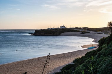 Portekiz 'in Vila Nova de Milfontes şehrinde Praia do Farol, Mira Nehri' nin kuzey kıyısında yer alır..