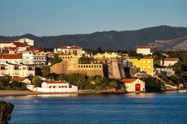 Sao Clemente kalesi, Vila Nova de Milfontes, Portekiz, gün batımında. Kale şehrin tarihi bölümünde, nehre bakıyor ve satılık..