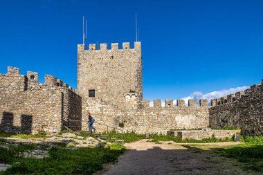 Portekiz, Susimbra 'da duvarları ve duvar yürüyüşü olan Mağribi Sesimbra şatosu