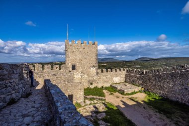 Portekiz, Susimbra 'da duvarları ve duvar yürüyüşü olan Mağribi Sesimbra şatosu