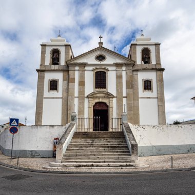 Portekiz, Palmela 'daki eski Sao Pedro Kilisesi cephesi ve merdiveni Setubal yakınlarında mavi bulutlu bir gökyüzünün altında