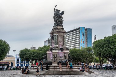 Manaus, Brezilya - Jan 09, 2025: Manaus, Amazonas, Brezilya 'da Largo Sao Sebastiao Meydanı' nın ortasında güzel dekore edilmiş bir çeşme bulunan Teatro Amazonas 'ın önünde.