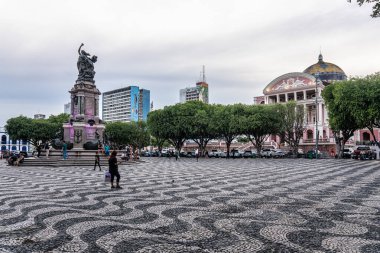Manaus, Brezilya - Jan 09, 2025: Manaus, Amazonas, Brezilya 'da Largo Sao Sebastiao Meydanı' nın ortasında güzel dekore edilmiş bir çeşme bulunan Teatro Amazonas 'ın önünde.