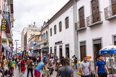 Sao Luis, Brezilya - 15 Ocak 2025: Brezilya 'daki Sao Luis do Maranhao' da Rua Oswaldo Cruz 'da insanlar alışveriş yapıyor. Müşteriler akın eder