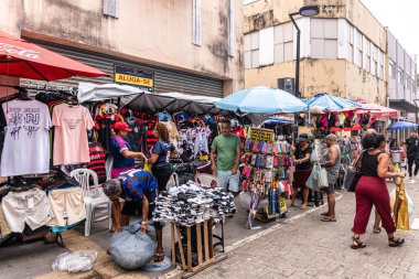 Sao Luis, Brezilya - 15 Ocak 2025: Brezilya 'daki Sao Luis do Maranhao' da Rua Oswaldo Cruz 'da insanlar alışveriş yapıyor. Müşteriler akın eder