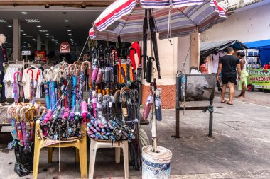 Sao Luis, Brezilya - 15 Ocak 2025: Brezilya 'daki Sao Luis do Maranhao' da Rua Oswaldo Cruz 'da insanlar alışveriş yapıyor. Müşteriler akın eder