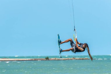 Barra Grande, Brezilya - 22 Ocak 2025: Brezilya 'nın kuzeydoğusundaki Piaui sahilindeki Barra Grande plajında uçurtma sörfü.