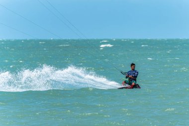 Barra Grande, Brezilya - 22 Ocak 2025: Brezilya 'nın kuzeydoğusundaki Piaui sahilindeki Barra Grande plajında uçurtma sörfü.