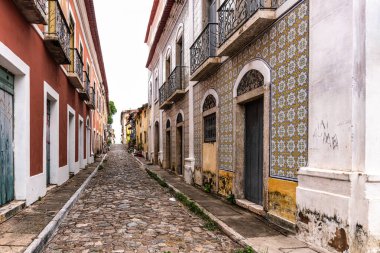 Sao Luis, Brezilya - 15 Ocak 2025: Brezilya 'nın Sao Luis şehrinde Rua do Giz caddesinde geleneksel Portekiz sömürge mimari rengi ve tarzı