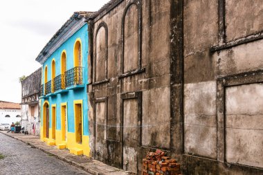 Sao Luis, Brezilya - 15 Ocak 2025: Brezilya 'nın Sao Luis şehrinde Rua da Palma caddesinde geleneksel Portekiz sömürge mimari rengi ve tarzı