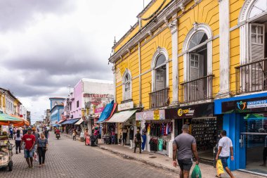 Sao Luis, Brezilya - 15 Ocak 2025: Brezilya 'daki Sao Luis do Maranhao' da Rua Oswaldo Cruz 'da insanlar alışveriş yapıyor. Müşteriler akın eder