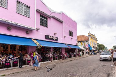Sao Luis, Brezilya - 15 Ocak 2025: Brezilya 'daki Sao Luis do Maranhao' da Rua Oswaldo Cruz 'da insanlar alışveriş yapıyor. Müşteriler akın eder