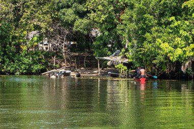Barreirinhas, Brezilya - 16 Ocak 2025: Barreirinhas yakınlarındaki Preguica Nehri 'nde tekne gezisi, Lencois Maranhenses, Maranhao, Brezilya. Preguicas Nehri, Maranhao eyaletinin Lencois Maranhenses bölgesinde yer alan bir su yolu..