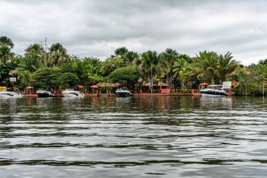 Barreirinhas, Brezilya - 17 Ocak 2025: Barreirinhas, Brezilya 'dan Preguica Nehri' ne tekne gezisi. Preguicas Nehri, Maranhao 'da, Lencois Maranhenses kompleksinde bulunan bir su yolu..