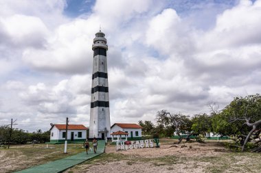 Mandacaru, Brezilya - 17 Ocak 2025: Mandacaru, Barreirinhas, Maranhao, Brezilya, Preguicas Nehri ve Atlantik Okyanusu 'na bakan deniz feneri