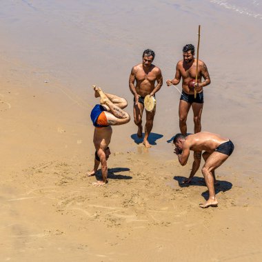 Fortaleza, Brezilya - 29 Kasım 2024: Brezilya 'nın Ceara eyaletindeki Fortaleza kentindeki eski İngiliz Köprüsü' nde Brezilya capoeiristas grubu.