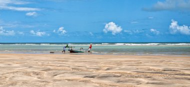 Canoa Quebrada, Brezilya - 02 Aralık 2024: Ceara Brazil 'deki Aracati' deki Canoa Quebrada Sahili 'nde balıkçılar. Sahil şeridi. Sahil Seyahati. Tatil Manzarası. Sahil Uçurumu
