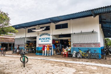 Soure, Brezilya - 10 Aralık 2024: Balık ve gıda pazarı, Brezilya 'nın Para kentindeki Marajo Adası' ndaki Soure 'de Mercado Belediyesi. Bu, Marajo takımadasındaki Para eyaletinde bulunan bir Brezilya kıyı adası..