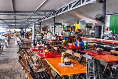 Belem, Brezilya - 12 Aralık 2024: Belem 'deki Belem do Para' daki Vero-o-Peso 'daki barlar ve restoranlar, ünlü Halk Pazarı. Şehrin turist ve kültür merkezi, nehir kenarında..