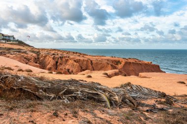 Brezilya 'nın Ceara eyaletindeki Canoa Quebrada Sahili' ndeki kaya oluşumları.