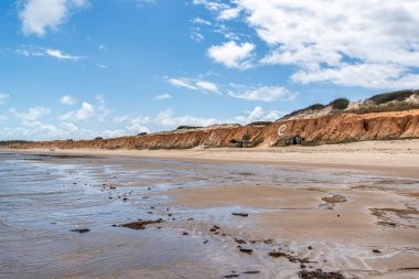 Brezilya 'nın Ceara eyaletindeki Canoa Quebrada Sahili' ndeki kaya oluşumları.