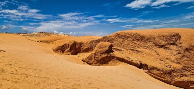 Brezilya 'nın Ceara eyaletindeki Canoa Quebrada Sahili' ndeki kaya oluşumları.