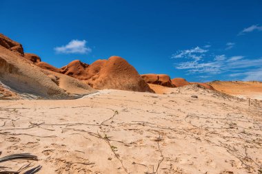 Brezilya 'nın Ceara eyaletindeki Canoa Quebrada Sahili' ndeki kaya oluşumları.
