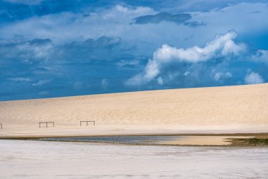 Brezilya 'daki Jericoacoara' daki Amancio gölüne at arabası turu. Ceara 'nın Kumulları