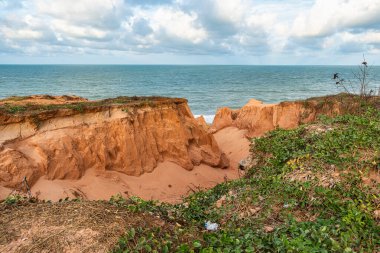 Brezilya 'nın Ceara eyaletindeki Canoa Quebrada Sahili' ndeki kaya oluşumları.
