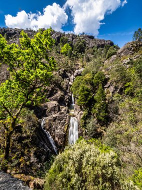 Güzel Arado Şelalesi, Cascata do Arado Kuzey Portekiz 'deki Peneda Geres Ulusal Parkı' nda.