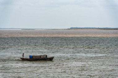Tapajos Nehri 'nin mavi sularının birleşmesi ve Santarem, Para State, Brezilya' daki Amazon Nehri 'nin çamurlu olması doğal bir fenomen..