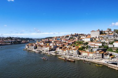 Portekiz 'in eski Porto kasabasının renkli manzarası. Oporto, turistik Akdeniz kültür, mimari, şarap, spor ve gastronomi şehri.