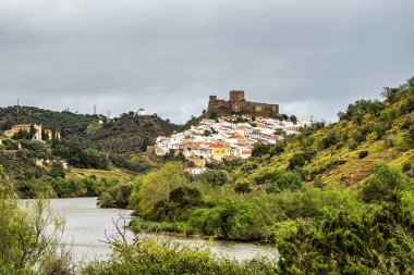 Guadiana nehri ve Mertola köyü manzarası. Portekiz 'in Alentejo Bölgesi