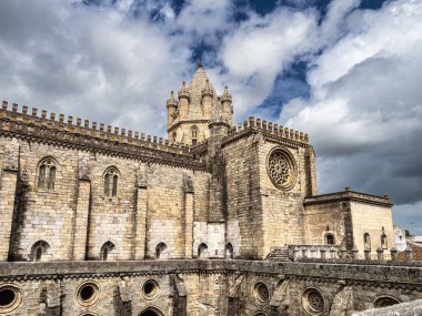 Portekiz 'de Se de Evora olarak bilinen büyük Roma Katolik kilisesi veya Evora Katedrali. Güzel antik, granit taştan duvar, bina, konik ana fener kulesi ve duvar siperleri.