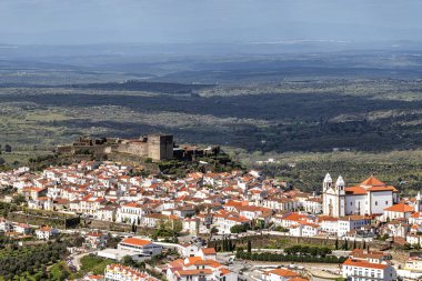 Castelo de Vide çatılarının manzarası dışarıdan görülüyor. Alto Alentejo 'da Castelo de Vide, Portekiz, Avrupa