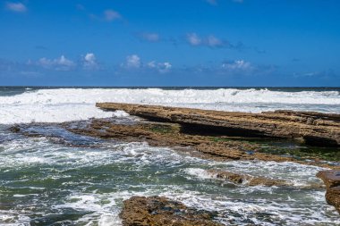 Portekiz, Lizbon yakınlarındaki Ericeira köyündeki Praia da Empa Plajı manzarası