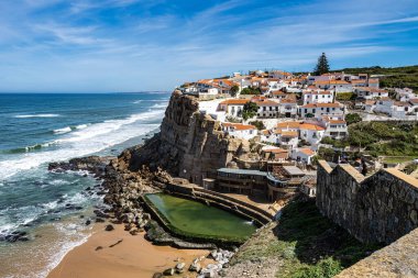 Sintra yakınlarındaki Colares bölgesinin Atlantik kıyısı boyunca Portekiz 'in Azenhas do Mar kentinin uçurum kenarındaki yürüyüş yoluna bakın..