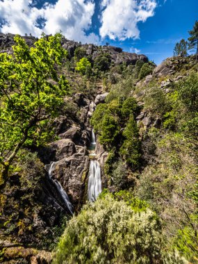 Güzel Arado Şelalesi, Cascata do Arado Kuzey Portekiz 'deki Peneda Geres Ulusal Parkı' nda.