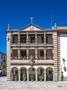 Viana do Castelo, Portekiz, Avrupa 'daki Cumhuriyet Meydanı' nın kısmi manzarası. Şehir merkezinde tarihi mimari binalar.