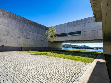 Biblioteca Belediyesi, Viana do Castelo, Portekiz Belediye Kütüphanesi. Modern Mimarlık kütüphanesi. Merdivenleri durgun su gölüne çıkıyor. Okumak için mükemmel bir yer.