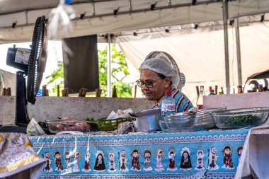 Belem, Brezilya - 12 Aralık 2024: Belem 'deki Belem do Para' daki Vero-o-Peso 'daki barlar ve restoranlar, ünlü Halk Pazarı. Şehrin turist ve kültür merkezi, nehir kenarında..