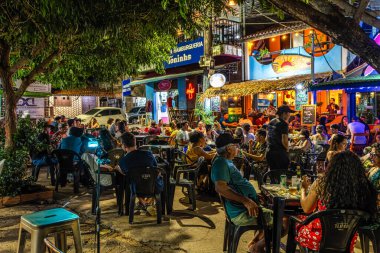 Alter do Chao, Brezilya - 21 Aralık 2024: Brezilya 'nın Alter do Chao kentindeki merkez meydanda insanlar yiyip içiyor.